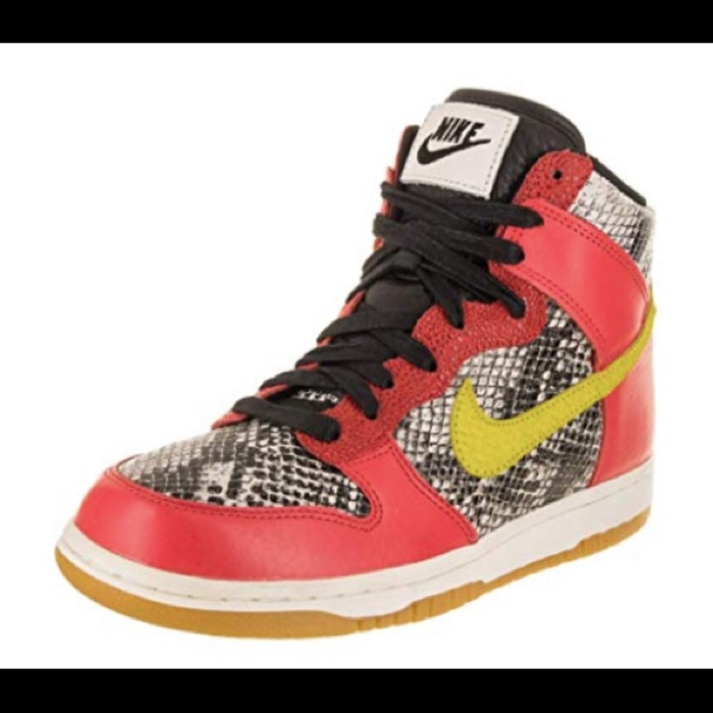 NIKE women’s Dunk Hi LX